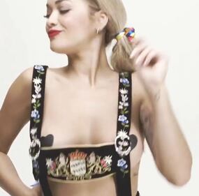 Rita Ora nuda per Natale 19