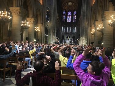 Parigi, aggredito un poliziotto a Notre Dame 5