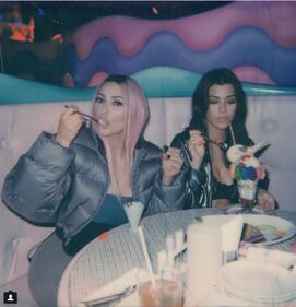 Kim Kardashian, topless e capelli rosa sui social 6