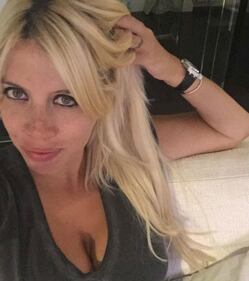 Wanda Nara, sexy in abito da sera  21