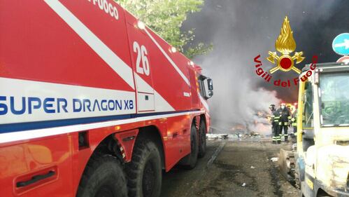 Pomezia, maxi incendio in deposito di plastica: popolazione evacuata 9