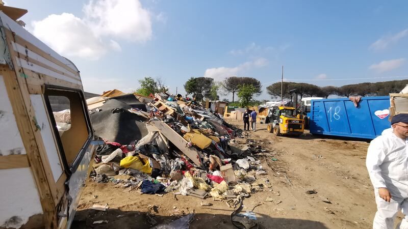 Campo rom smantellato nel Napoletano 2