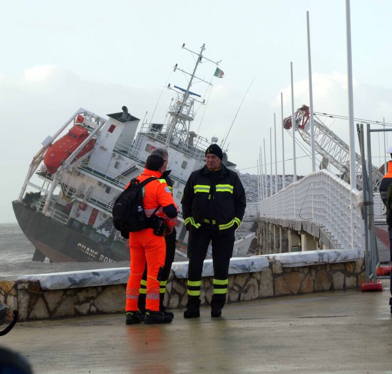 Marina di Massa, cargo si schianta contro il pontile e lo demolisce 9