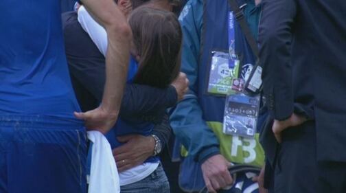 Conte e l'abbraccio con la moglie dopo la partita con la Spagna 4