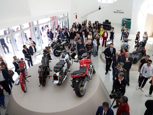 A Mandello la Guzzi torna a rombare. Una nuova fabbrica tra mito e tecnologia