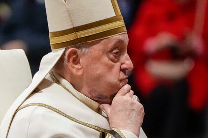 Papa Francesco, le immagini che allarmano i fedeli: al Concistoro con un vistoso ematoma, le foto 2
