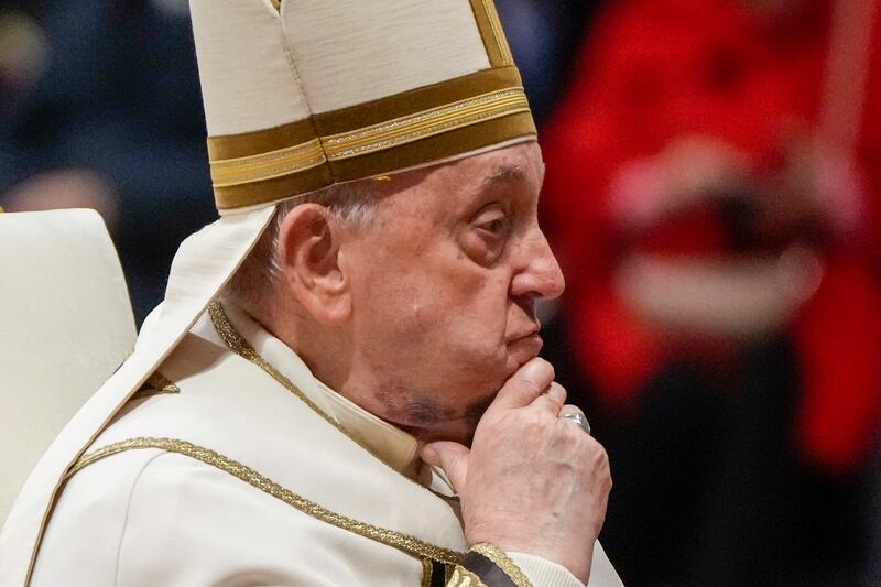 Papa Francesco, le immagini che allarmano i fedeli: al Concistoro con un vistoso ematoma, le foto 2