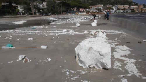 Mondello, si spezza un pontile galleggiante e la spiaggia viene invasa dal polistirolo 6